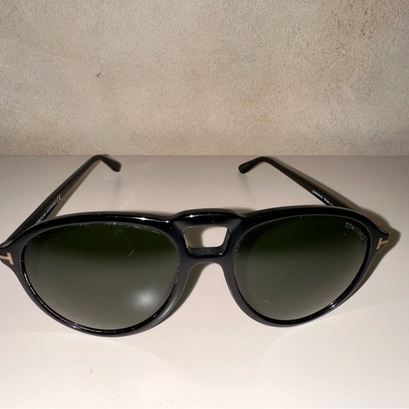 Tom Ford Sunglasses. Great condition, barely used. - Picture 3 of 7